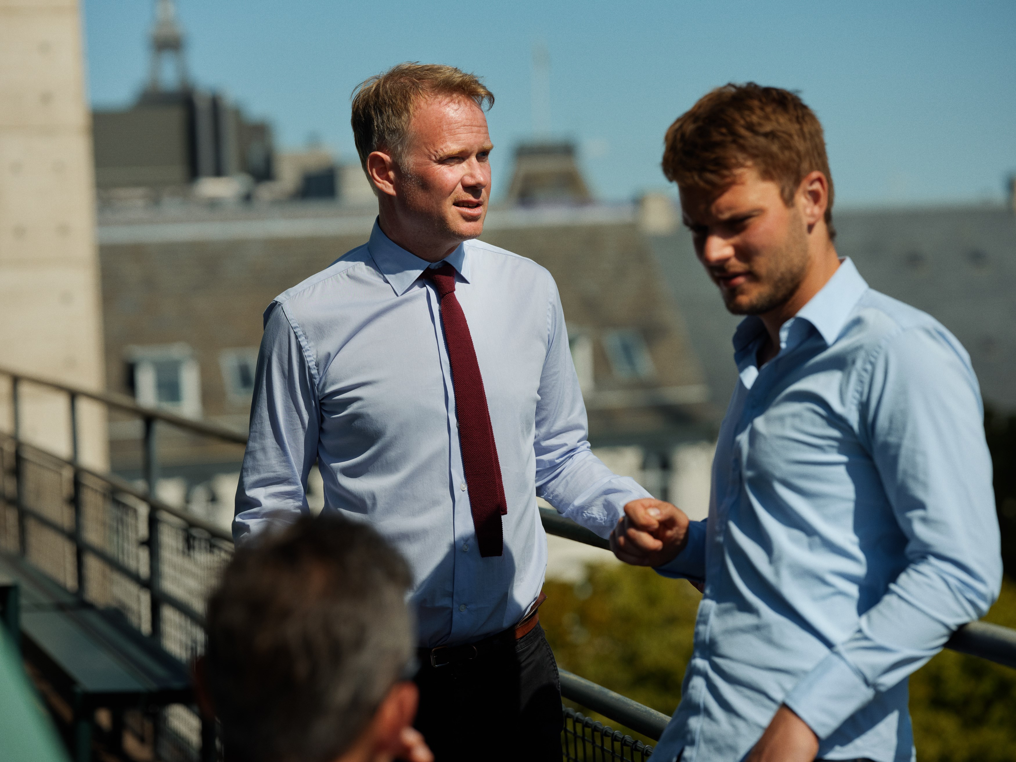 Tre pensionsrådigevere har en samtale på en altan i København