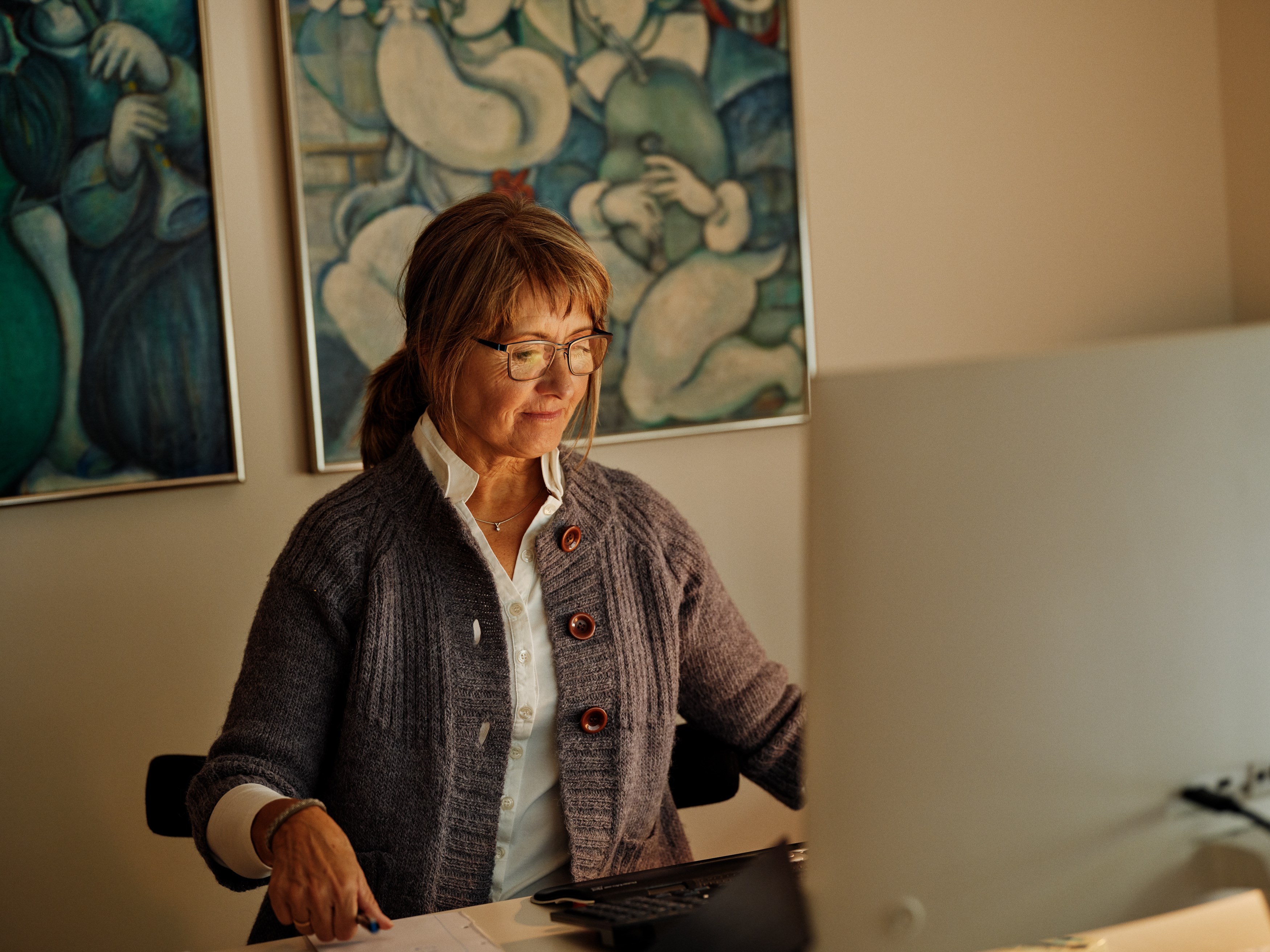 Kvinde tjekker sin pensionsopsparing på sit hjemmekontor