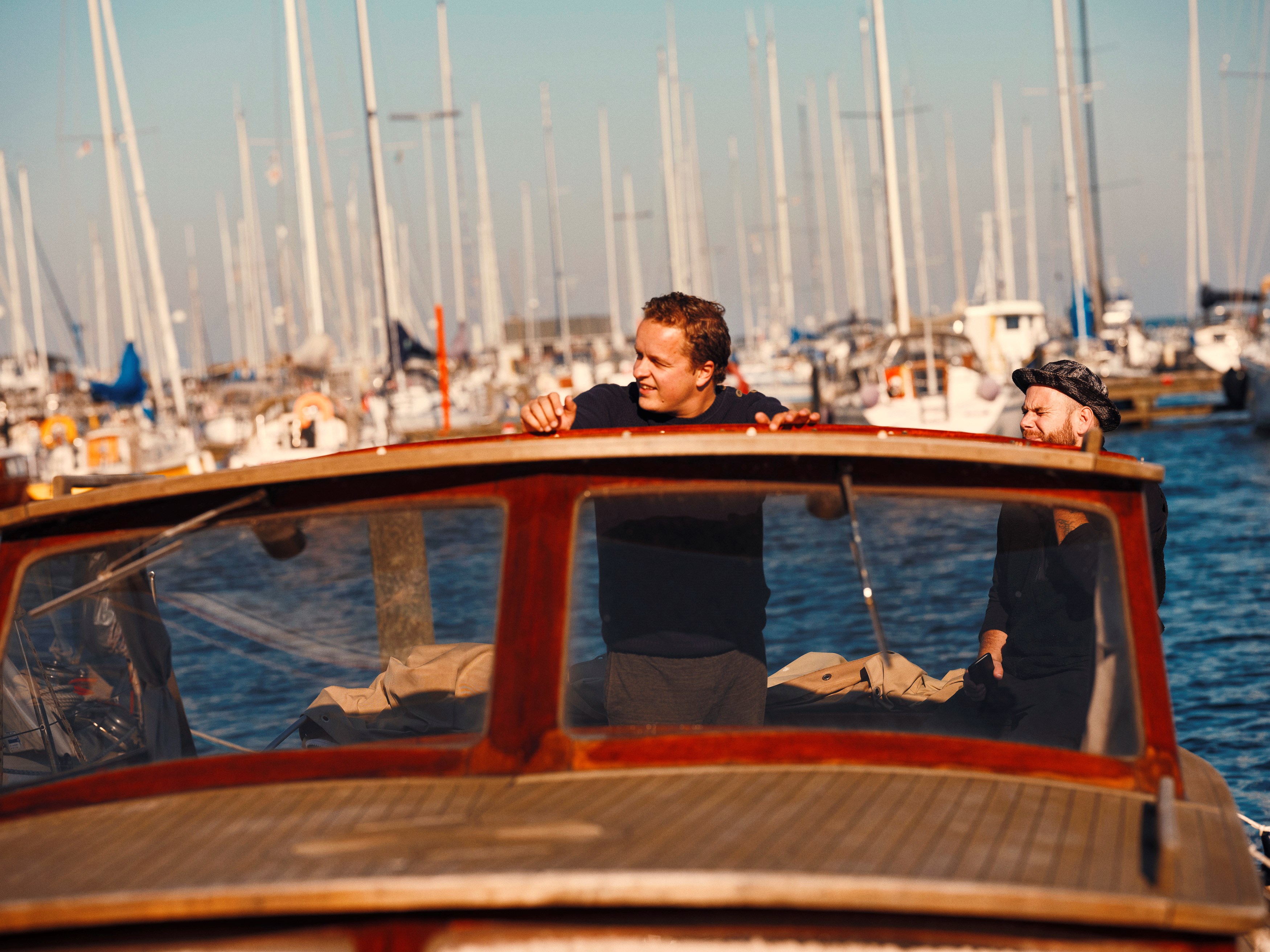 To mænd på en båd i en havn